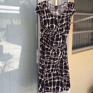 Enfocus Studio Black and White Geometric Ruched Midi Dress